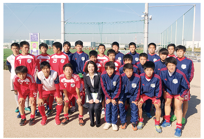 サッカー選手達と共に撮影した写真　大阪堺市Jグリーン視察にて